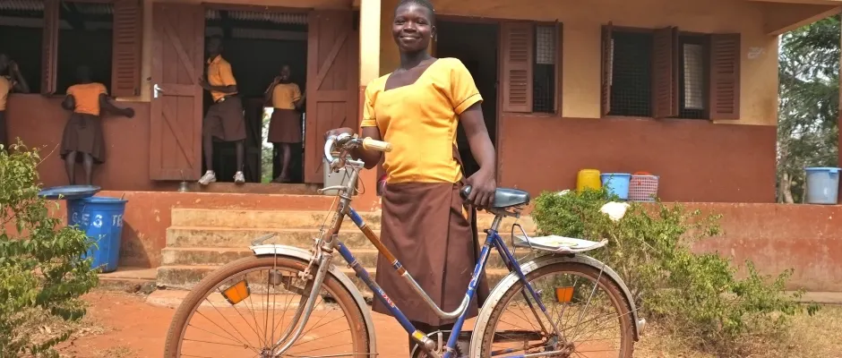 2. Slide: Ghana Schulmädchen
